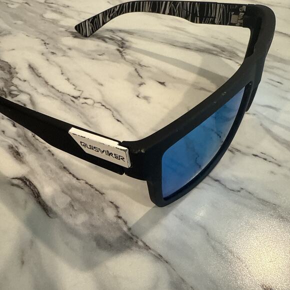 Quiksilver polarized mirror sunglasses. - Picture 2 of 6